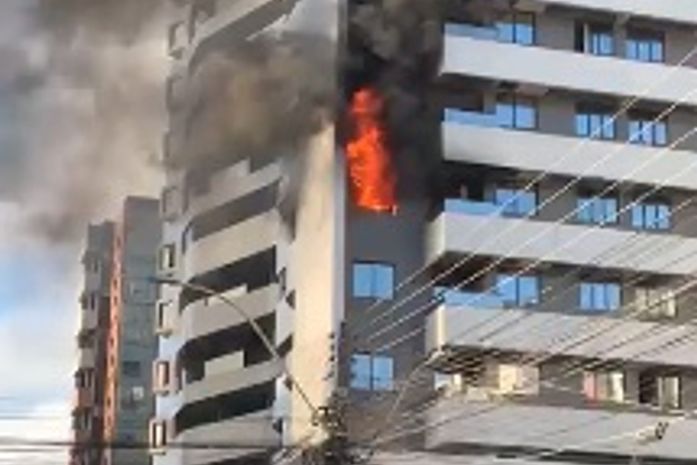 Incêndio em edifício no bairro de Ponta Verde mobiliza equipes do Corpo de Bombeiros; veja vídeos