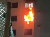Vídeo: incêndio atinge apartamento no 7º andar de prédio e mobiliza bombeiros