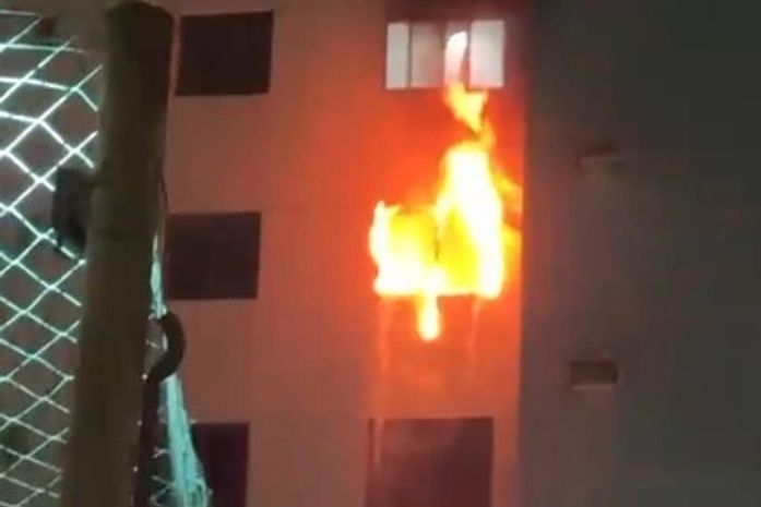 Vídeo: incêndio atinge apartamento no 7º andar de prédio e mobiliza bombeiros