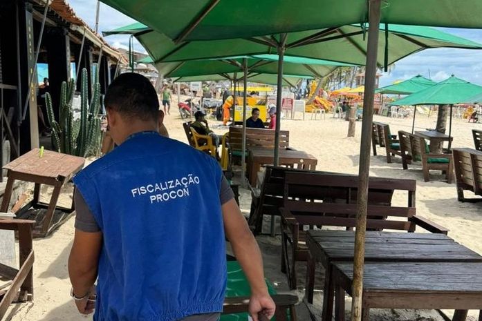 Quatro estabelecimentos são autuados na Praia do Francês por cobranças indevidas e irregularidades