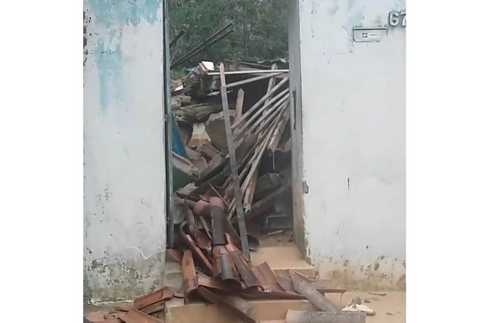 Casa desabou na Grota da Alegria