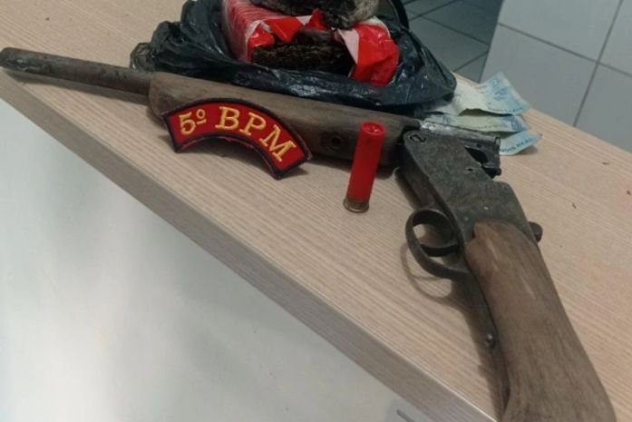 PM prende indivíduos com armas e drogas e recupera veículos