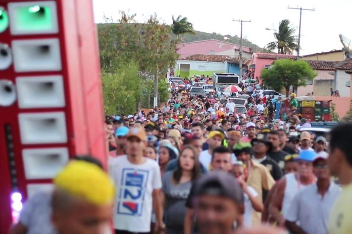 Tradicional Bloco da Paz arrasta mais de 3 mil pessoas em Coité do Nóia