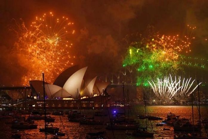 Fogos de artifício marcam a chegada de 2018 no porto de Sydney, na Austrália.