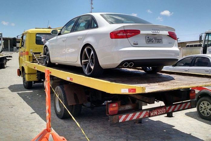 Carro sendo apreendido na manhã desta quarta-feira