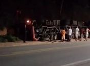 Carreta tomba às margens da BR-316 após motorista perder controle da direção em Atalaia