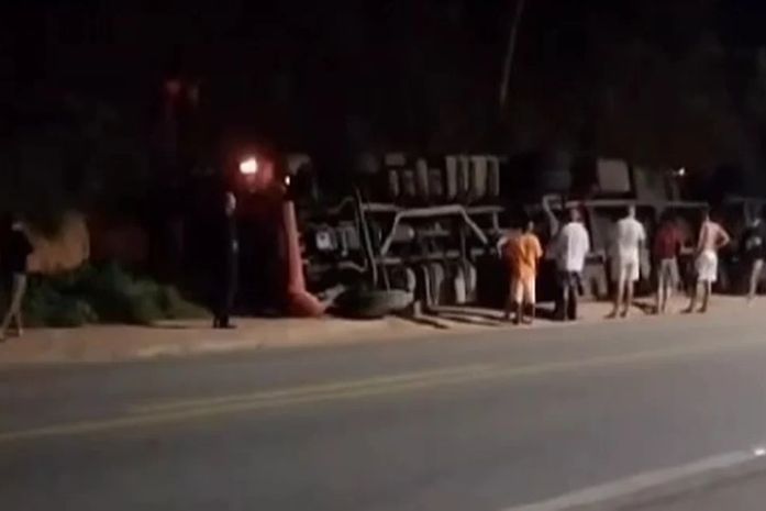 Carreta tomba às margens da BR-316 após motorista perder controle da direção em Atalaia