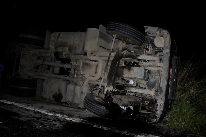 Motorista morre após carreta tombar na BR 101 em Flexeiras