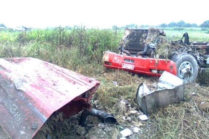 Colisão entre carreta e moto provocou a morte de três pessoas
