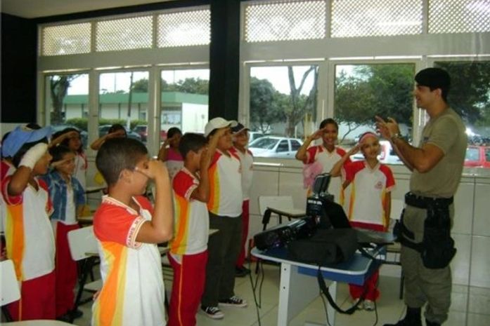 3º BPM recebe visita de crianças no Dia do Soldado