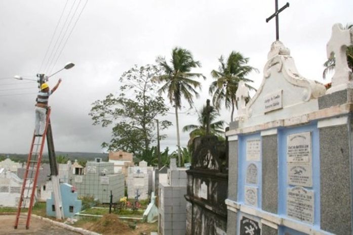 Prefeitura ilumina cemitérios de Marechal Deodoro