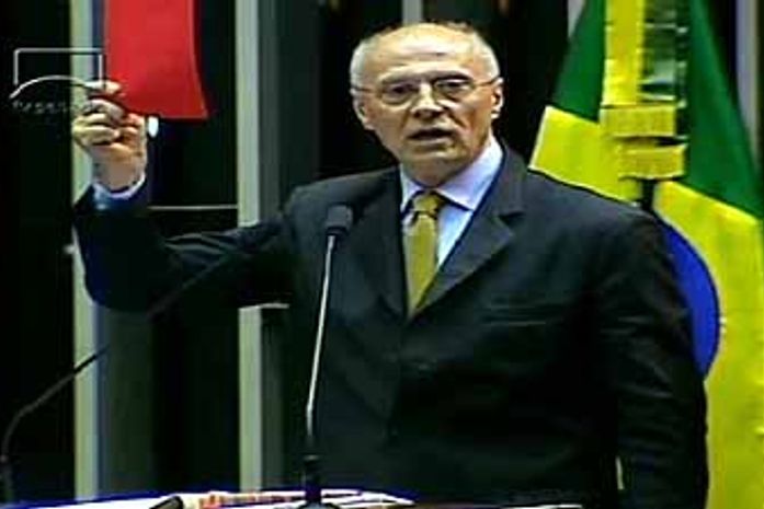 Suplicy dá cartão vermelho a Sarney