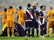 Em jogo do Vasco Aloísio bate a cabeça e sai de ambulância 