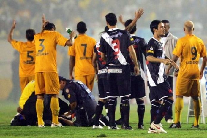 Em jogo do Vasco Aloísio bate a cabeça e sai de ambulância
