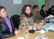 Vereadores de Arapiraca homenageiam secretária de educação por recebimento de prêmio