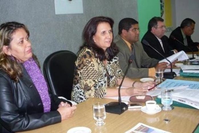 Vereadores de Arapiraca homenageiam secretária de educação por recebimento de prêmio