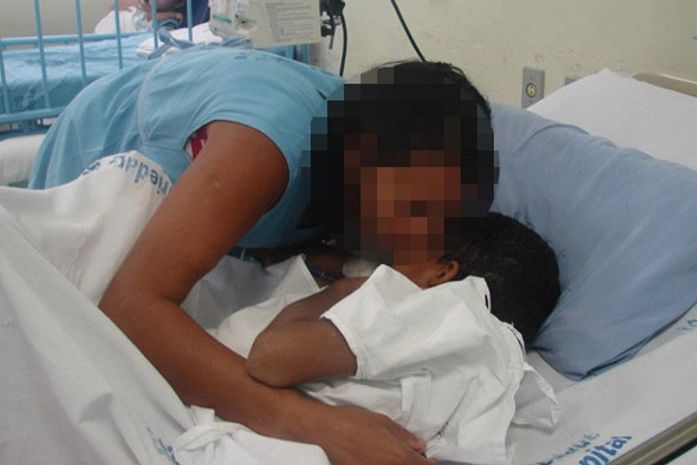 Mãe abraça criança após cirurgia