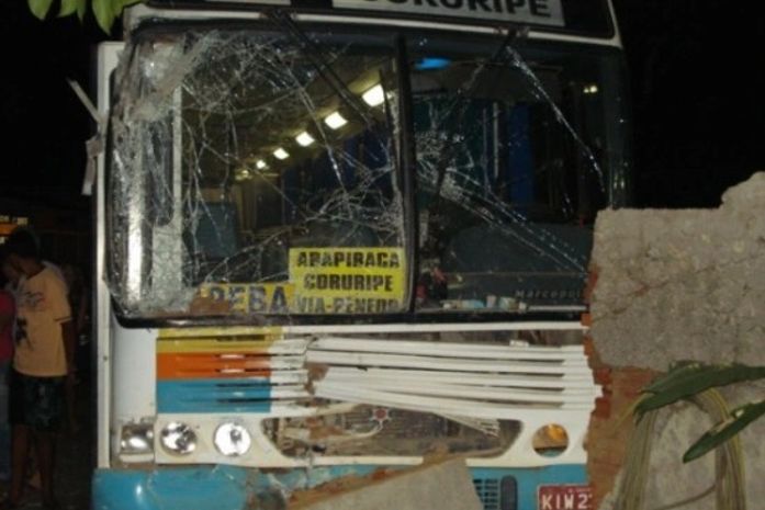 Ônibus perde o controle e atropela casal em Penedo