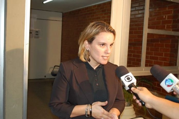 Delegada Fabiana Leão conversou com a imprensa