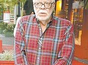 O autor de novelas Manoel Carlos no bairro onde mora, no Leblon, no Rio de Janeiro