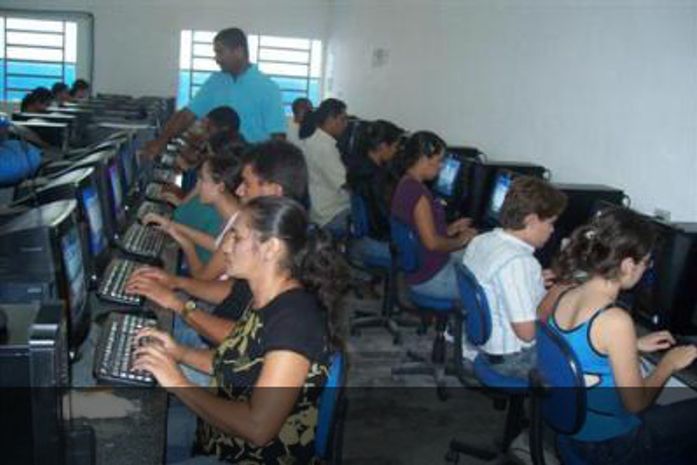 Olho dÁgua das Flores promove cursos de serigrafia e informática