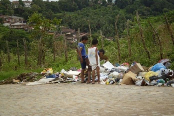Pontos de lixo continuam causando transtornos em Penedo