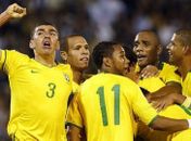 Jogadores da Seleção Brasileira comeoramdo o 1º gol contra a Argentina