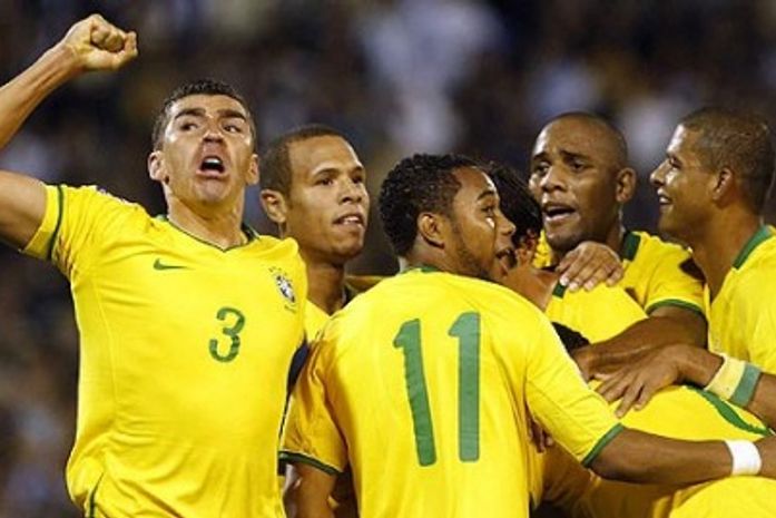 Jogadores da Seleção Brasileira comeoramdo o 1º gol contra a Argentina