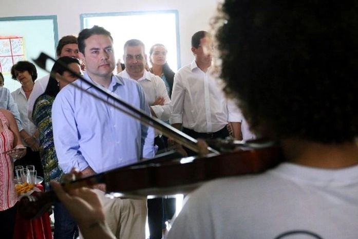 Renan Filho visita unidade de internação