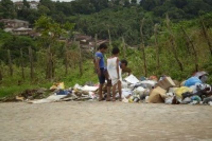 Pontos de lixo continuam causando transtornos em Penedo