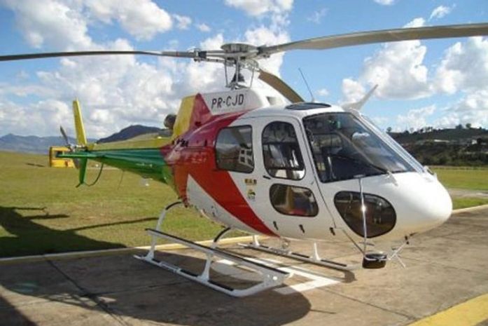 O helicóptero recentemente adquirido pelo governo do Acre, com a estrela vermelha na lateral