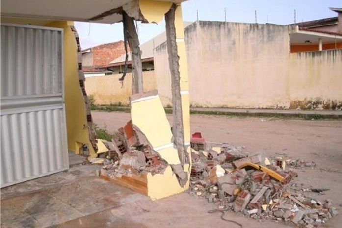 Jovem embriagado perde controle do carro e invade casa em Arapiraca