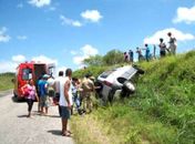 Populares observam socorro as vítimas