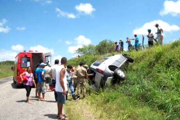 Populares observam socorro as vítimas