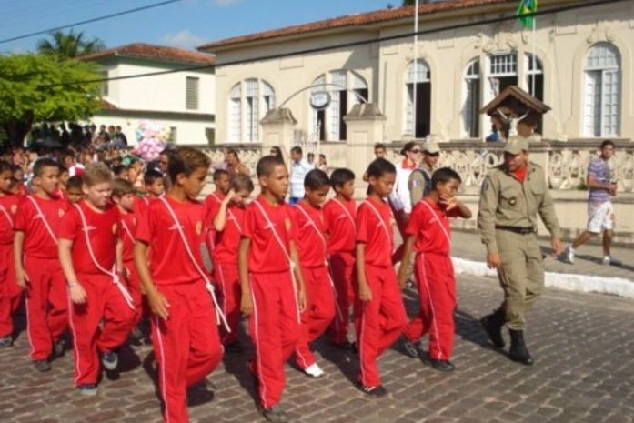 Homenagens marcam desfile de Sete de Setembro na histórica Penedo
