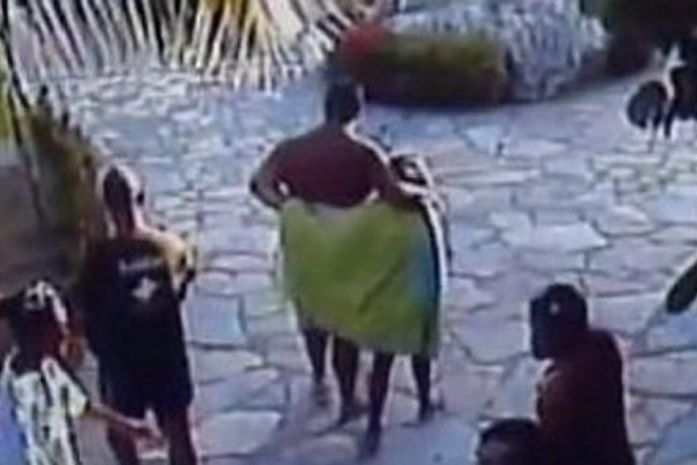 'Estou voltando para casa. Isso vai passar', disse italiano preso após beijar a filha de 8 anos
