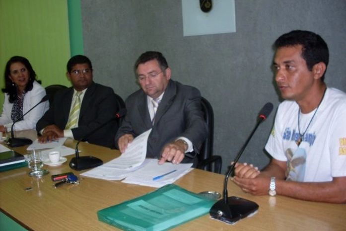 Vereadores arapiraquenses se reúnem com Téo para discutir violência