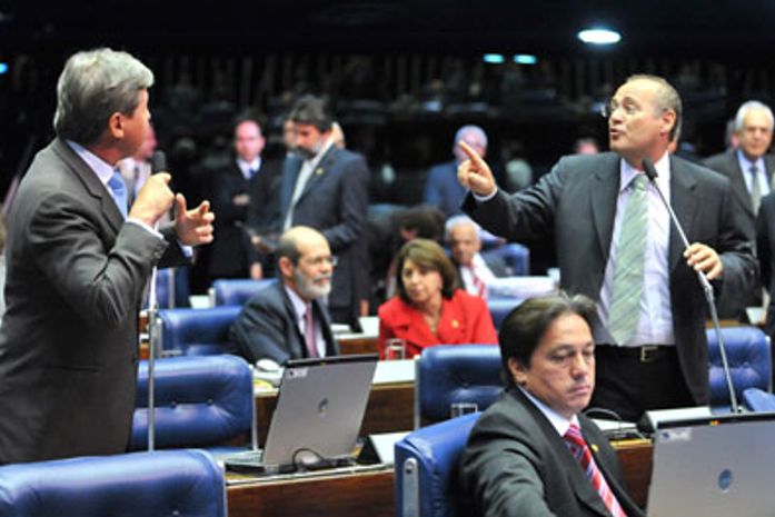 Renan e Arthur Virgílio protagonizam novo bate-boca no Senado