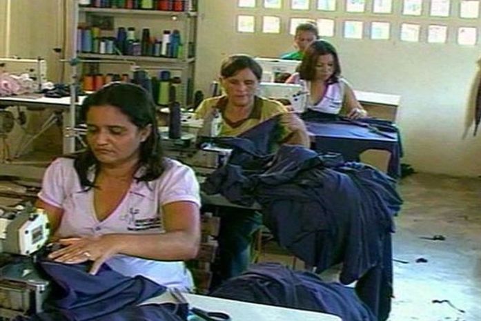 Mulheres do interior de Alagoas trocam corte da cana pela costura