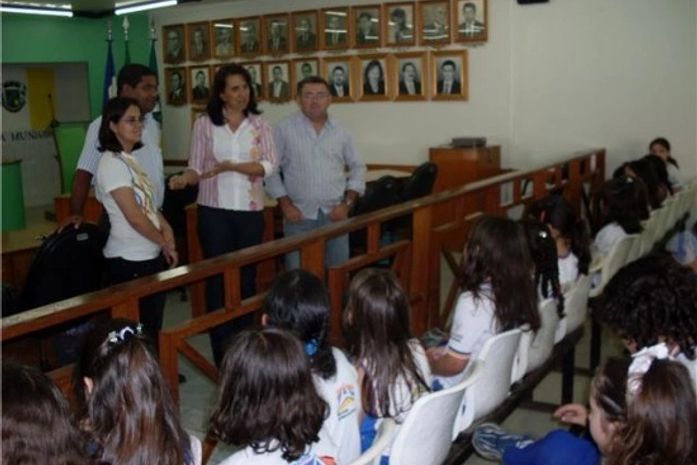 Alunos da Escola alternativa visitam Câmara Municipal e sabatinam vereadores
