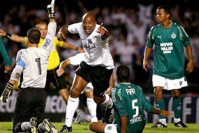 Na volta de Ronaldo, Iarley e Fernandão comandam show do Goiás no Pacaembu