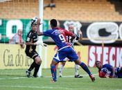 É vôlei? Wellington Silva usa a mão para marcar o gol da vitória do Paraná sobre o Ceará 