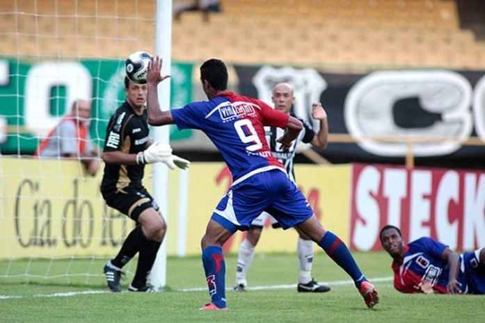 É vôlei? Wellington Silva usa a mão para marcar o gol da vitória do Paraná sobre o Ceará