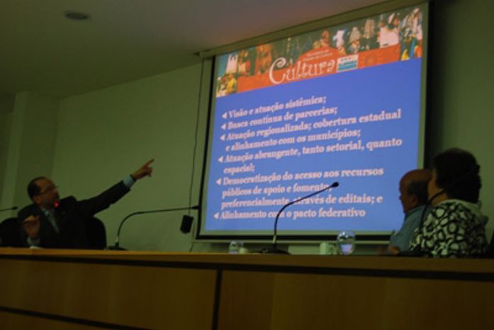 Osvaldo Viegas busca parcerias com os municípios para desenvolver projetos culturais