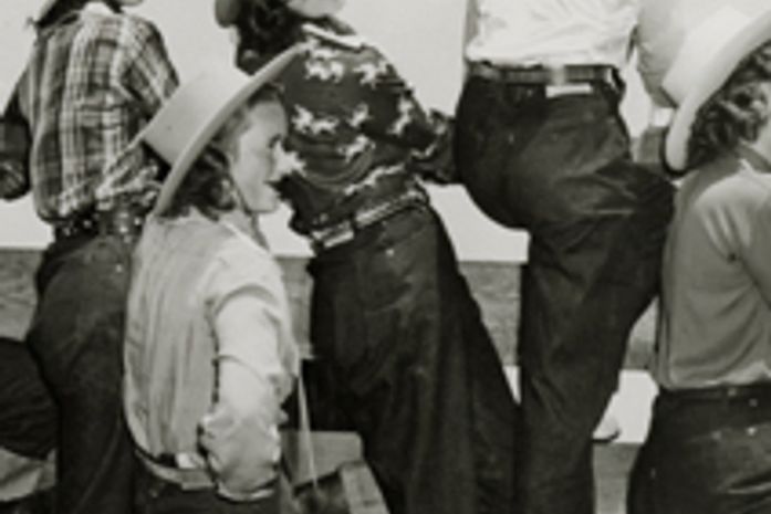 Primeiro jeans feminino completa 75 anos e ganha exposição no Brasil