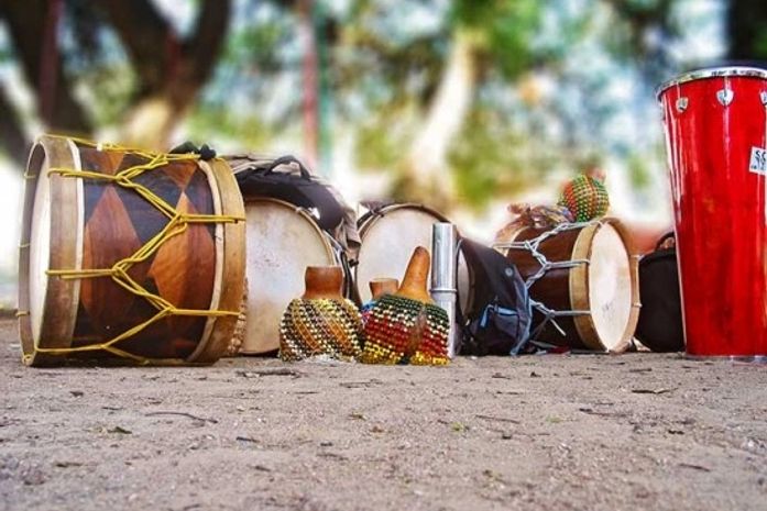 Instrumentos dão a marcação e o molejo do maracatu produzido em Alagoas