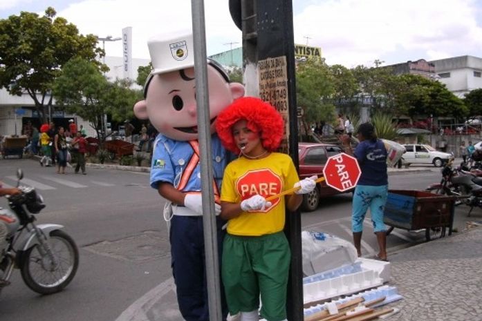 Palhaços fazem trabalhos de orientação na Semana Nacional do Trânsito em Arapiraca