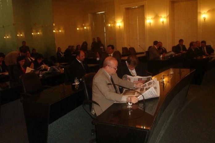 Deputados faltosos terão salários descontados