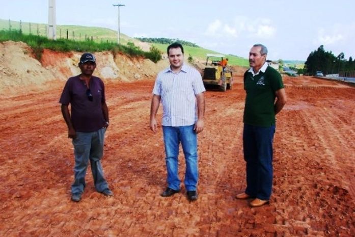 Renan Filho observa a obra na rodovia federal Br-104