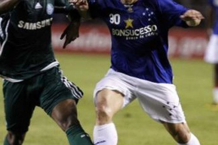 Palmeiras segura pressão, vence Cruzeiro e obtém 'gordura' no topo